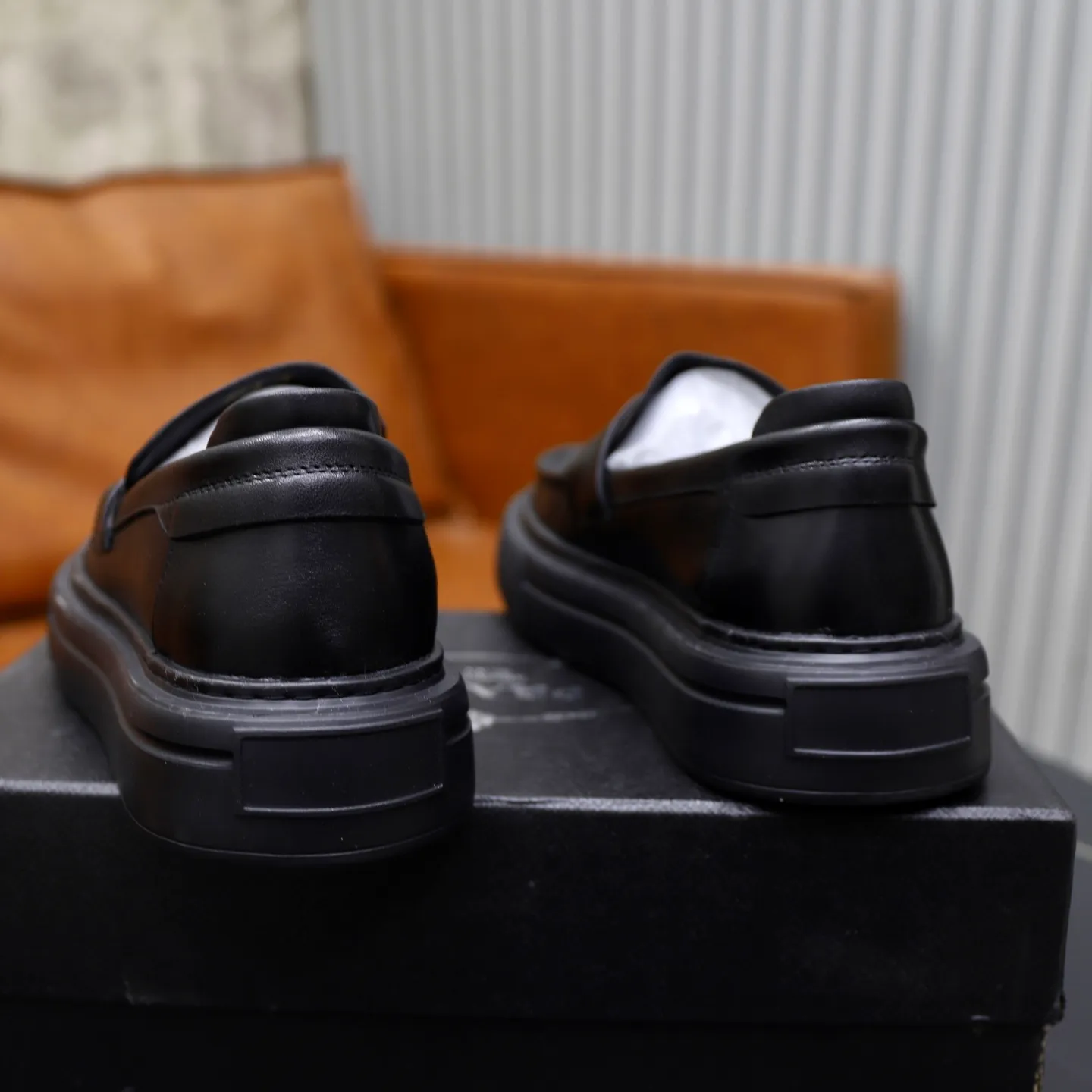 Ex-factory price: 500💰🙅‍♂️🙅‍♂️🙅‍♂️ Brand: PRADA Standard code: Men's code 38-44 (45 can be customized) Grade: Same style as the official website Original order quality Material: Original cowhide surface Comfortable lining Original outsole Style category: Men's fashionable casual leather shoes Distinguished big-name luxury elements Top luxury Color: Color of the actual picture